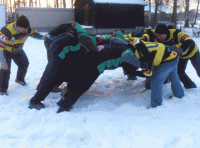 Ogień i rugby na śniegu