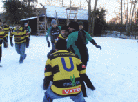 Ogień i rugby na śniegu