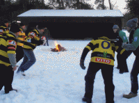 Ogień i rugby na śniegu