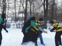 Ogień i rugby na śniegu