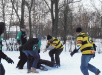 Ogień i rugby na śniegu