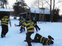 Ogień i rugby na śniegu