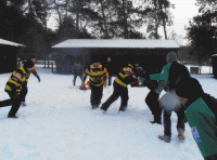Ogień i rugby na śniegu
